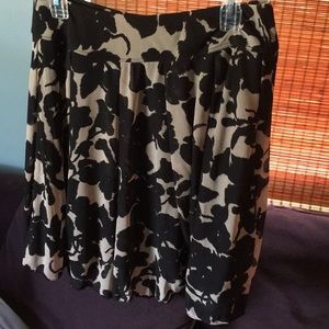 Skirt L tan and black flowers